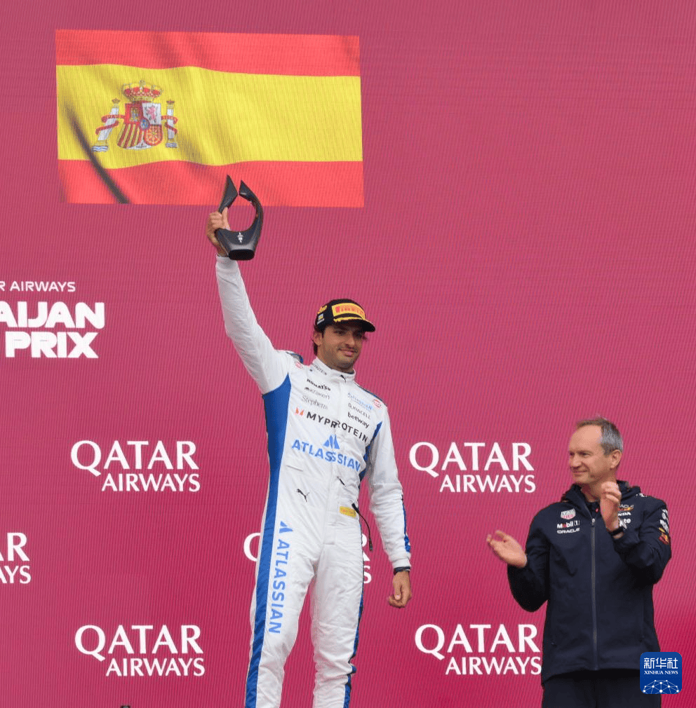 红牛车队完胜阿斯顿马丁，塞恩斯带队取胜