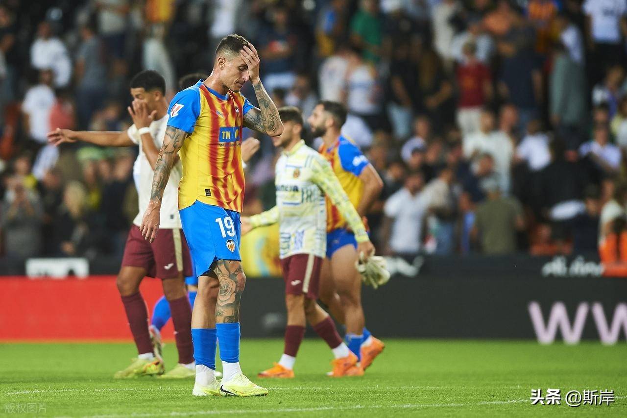 包含皇马客场不敌瓦伦西亚，遗憾失分暂居榜首的词条