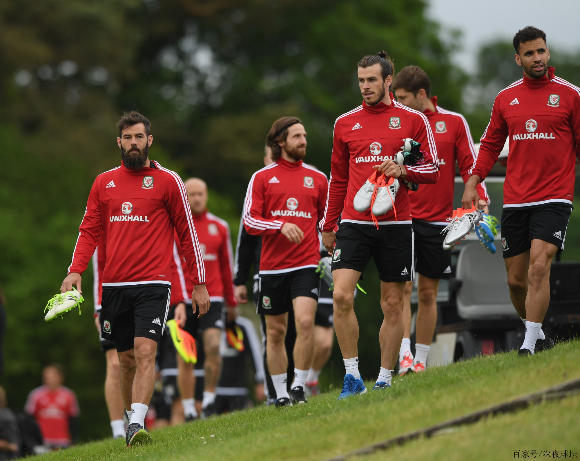 包含马赛队客场获胜，士气高昂追赶领先者的词条