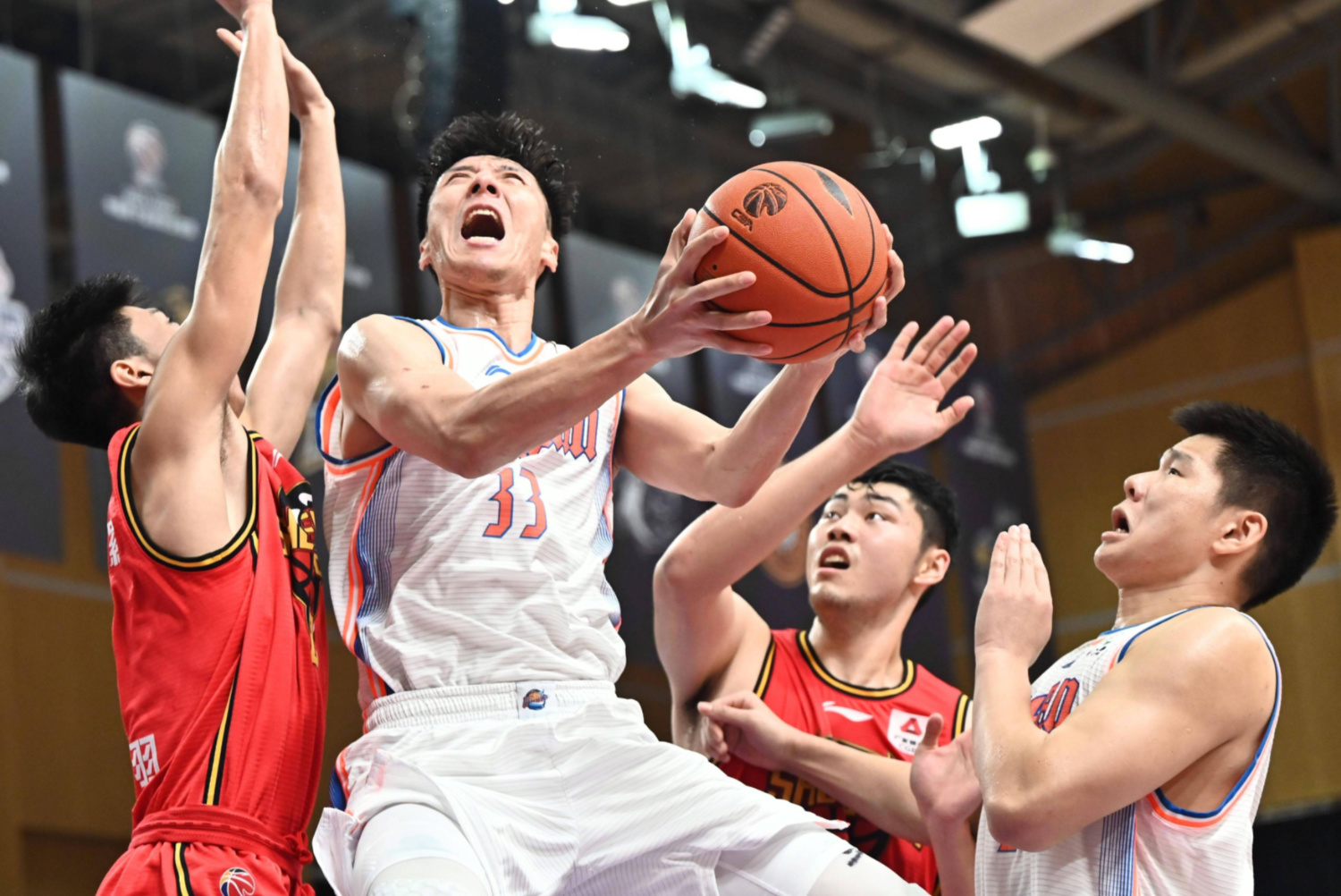 猛龙队客场作战，勇往直前争取胜利