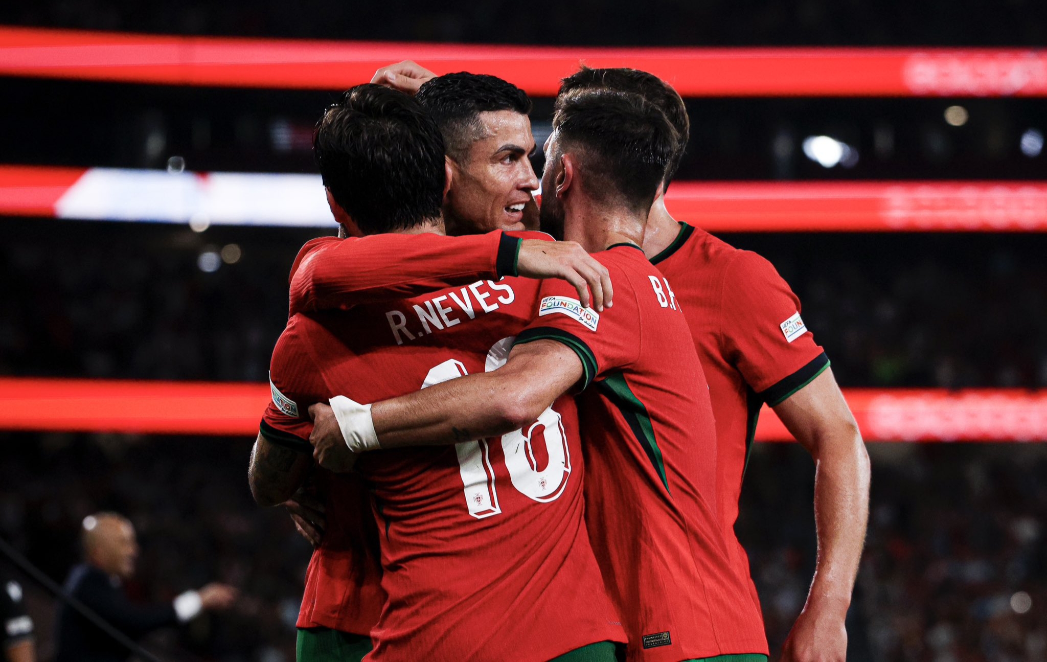 斯洛伐克队在比赛中力克对手，实现逆袭夺冠