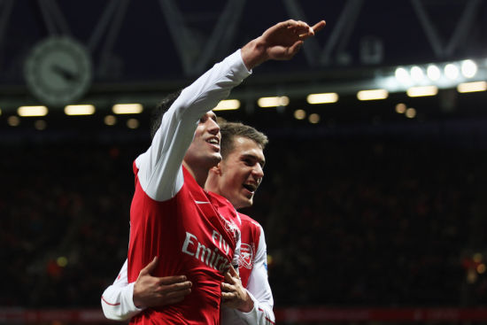 丹麦鏖战比利时,范佩西打破历史纪录 丹麦鏖战比利时,范佩西打破历史纪录