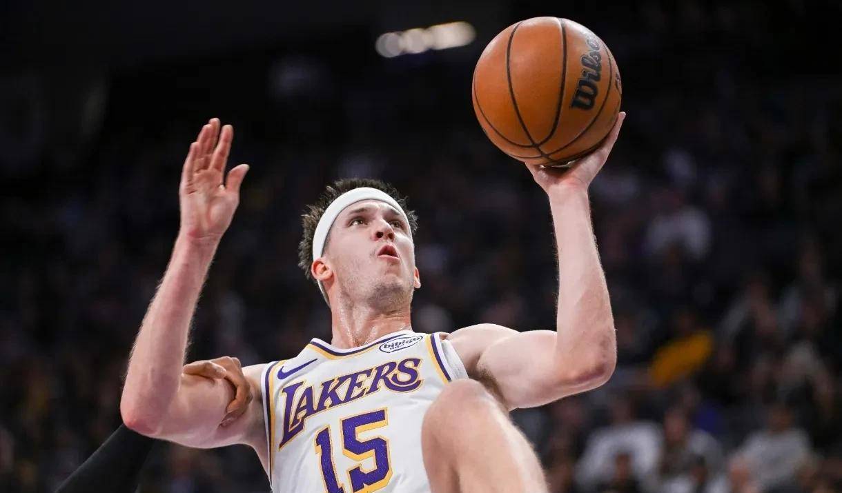 湖人横扫灰熊,东契奇点燃赛场 湖人横扫灰熊,东契奇点燃赛场