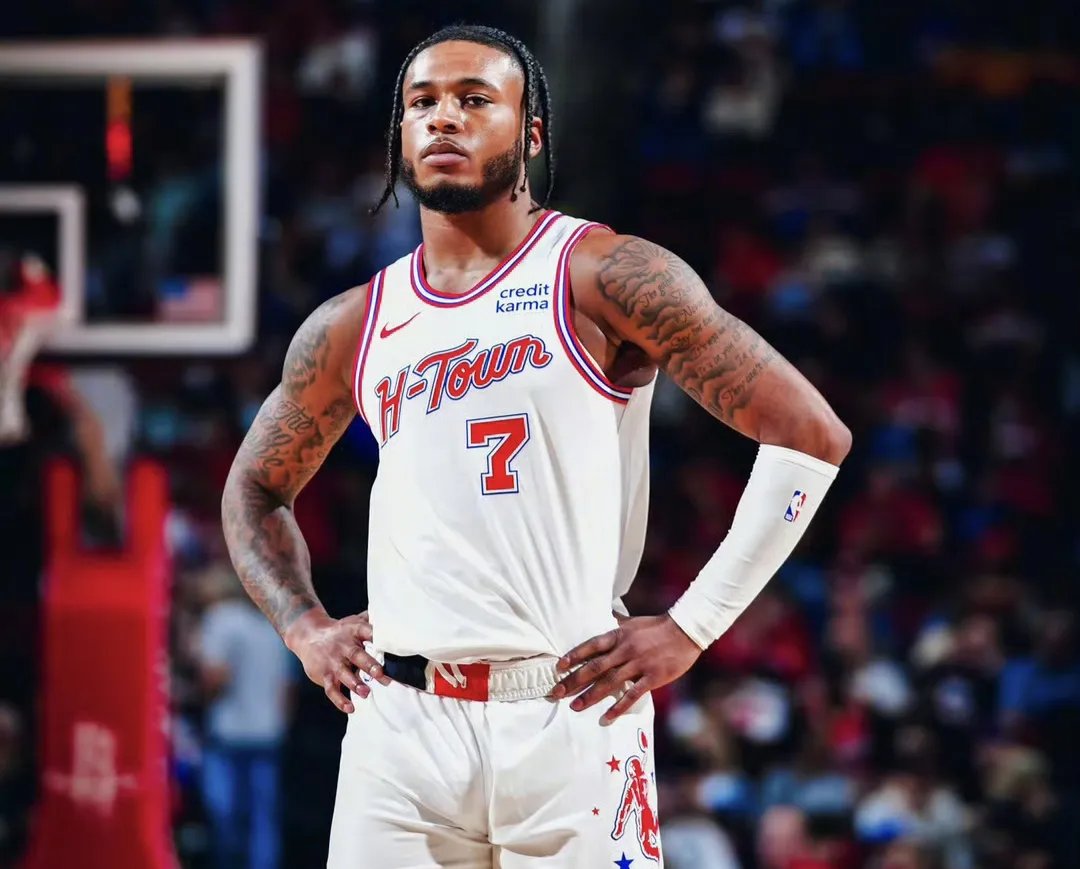 包含凯尔特人B队轻取南韩男篮，凯尔·库兹马送出助攻的词条