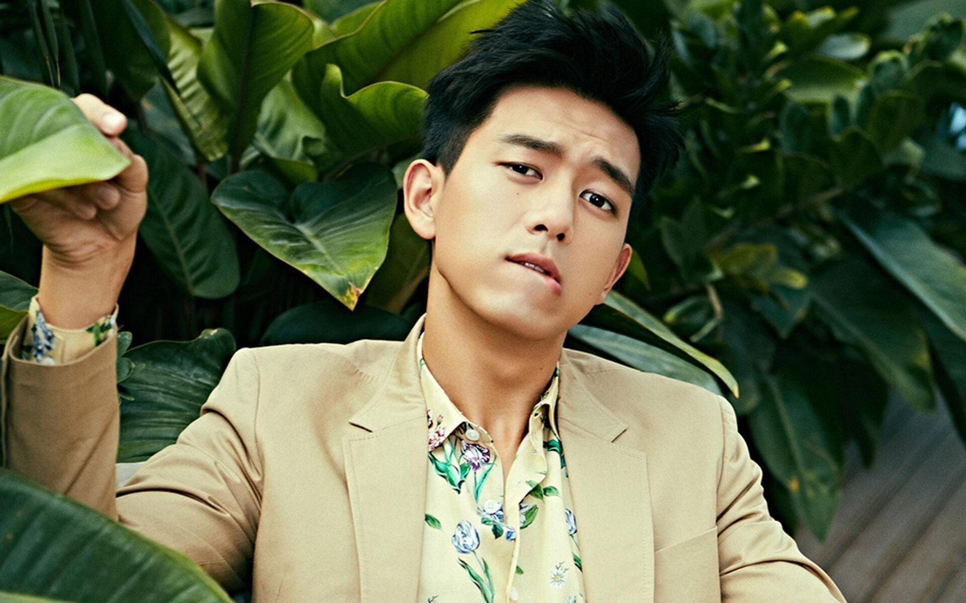 欧冠淘汰赛之夜,詹姆斯完成里程碑,一场跨越时空的体育盛宴