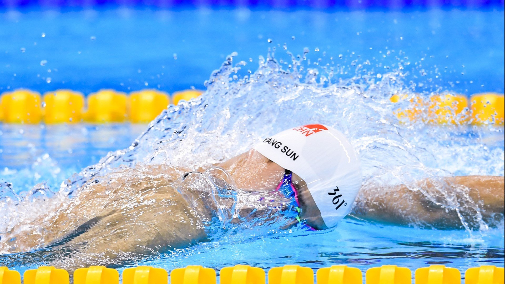 绿茵争冠烽火连天，南粤雄师制霸黄蜂—双线战场上的荣耀与谋略